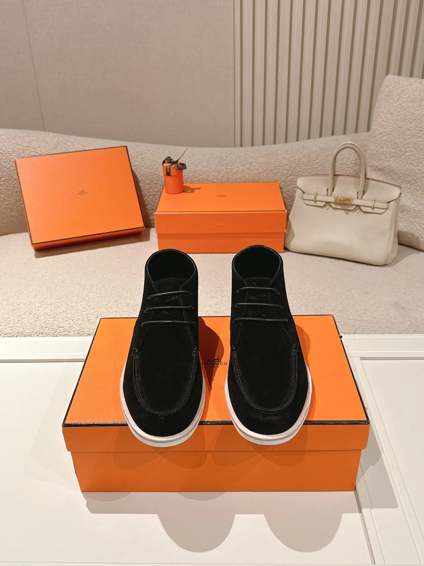 Men's Men's Shoes 660💰 Hermes men's size #26ss calfskin derby shoes, decorated with signature "H Diamant" details for a stylish and casual style. Fabric: Cow suede Lining: Mixed sheep lining Outsole: Genuine leather welt + original TPU Bottom thickness: 3CM Code number: 39-45 (customized at 46.47)